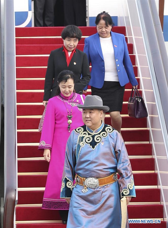 Delegates of Inner Mongolia Autonomous Region to the 19th National Congress of the Communist Party of China (CPC) arrive at Capital International Airport in Beijing, capital of China, Oct. 15, 2017. The congress will start on Oct. 18. (Xinhua/Ding Haitao)
