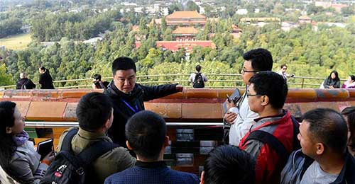 Journalists for 19th CPC National Congress attend tour along Central Axis of Beijing