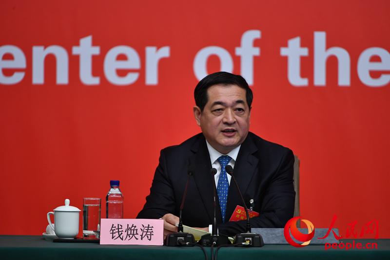 Qian Huantao answers questions during a group interview held by the press center of the 19th National Congress of the Communist Party of China (CPC) on pursuing a new type of industrialization, in Beijing, capital of China, Oct. 19, 2017. Qian is the head of Shandong Economic and Information Technology Committee and secretary of the leading Party group within the committee. (People's Daily Online Photo)