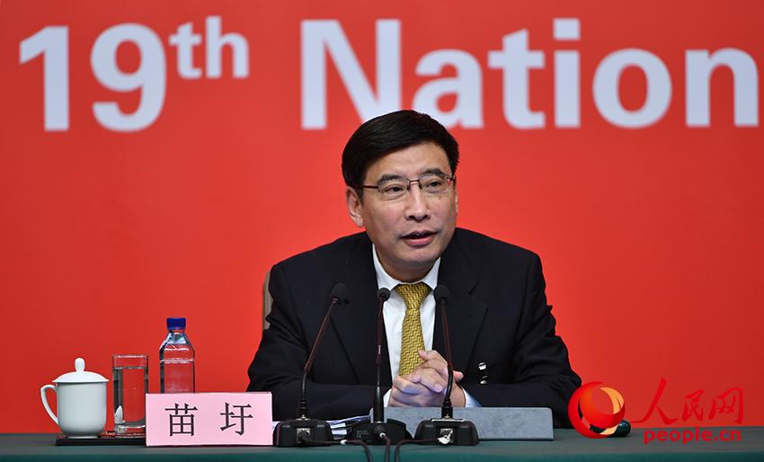 Miao Wei answers questions during a group interview held by the press center of the 19th National Congress of the Communist Party of China (CPC) on pursuing a new type of industrialization, in Beijing, capital of China, Oct. 19, 2017. Miao is Minister of Industry and Information Technology and secretary of the leading Party group within the ministry. (People's Daily Online Photo)