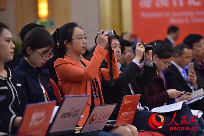 Journalists are seen at the group interview held by the press center of the 19th National Congress of the Communist Party of China (CPC) in Beijing, October 19, 2017. (People's Daily Online Photo)