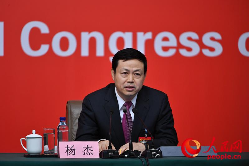 Yang Jie answers questions during a group interview held by the press center of the 19th National Congress of the Communist Party of China (CPC) on pursuing a new type of industrialization, in Beijing, capital of China, Oct. 19, 2017. Yang is the chairman of China Telecom and secretary of the leading Party group within the company.  (People's Daily Online Photo)