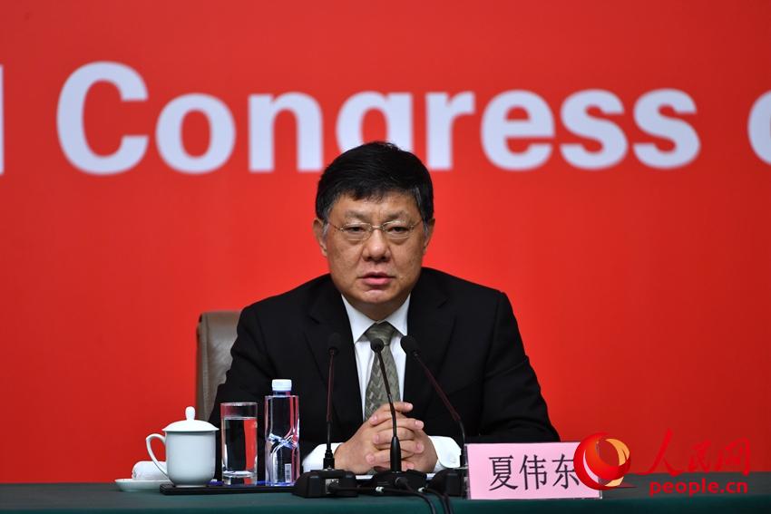 Xia Weidong, full-time deputy director of the General Office of the Central Spiritual Civilization Development Steering Commission, speaks at a press conference held by the press center of the 19th National Congress of the Communist Party of China (CPC) in Beijing, capital of China, Oct. 20, 2017. The press conference is themed on promoting ideological, moral and cultural progress. (People's Daily Online Photo)