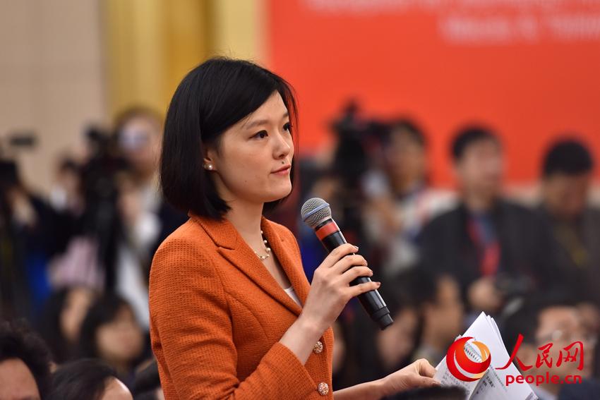 A journalist asks questions at a press conference held by the press center of the 19th National Congress of the Communist Party of China (CPC) in Beijing, capital of China, Oct. 20, 2017. The press conference is themed on promoting ideological, moral and cultural progress. (People's Daily Online Photo)