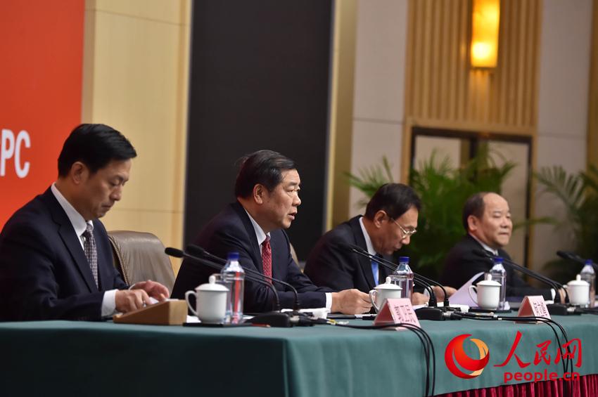 The press center of the 19th National Congress of the Communist Party of China holds a news conference on economic development, in Beijing, Oct 21, 2017. He Lifeng, secretary of CPC leading group and chairman of National Development and Reform Commission, Zhang Yong, vice-chairman of NDRC and Ning Jizhe, vice-chairman of NDRC took questions from the media. (People's Daily Online Photo)