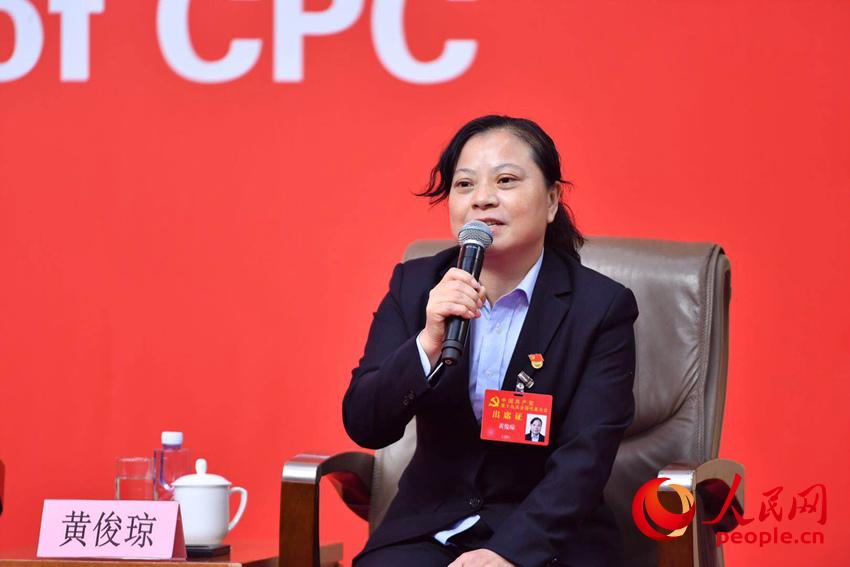Huang Junqiong, a primary school teacher from Jianggu Township of Guizhou Province, answers questions during a group interview held by the press center of the 19th National Congress of the Communist Party of China (CPC) on comprehensive educational reforms in Beijing, capital of China, Oct. 22, 2017.