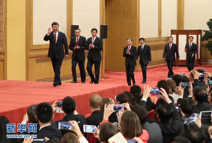10月25日，党的十九届中央委员会第一次全体会议新选出的中央政治局常委同中外记者见面。新华社记者 马占成 摄