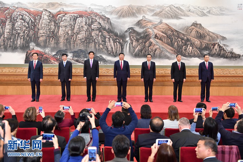 10月25日，党的十九届中央委员会第一次全体会议新选出的中央政治局常委同中外记者见面。新华社记者 李涛 摄